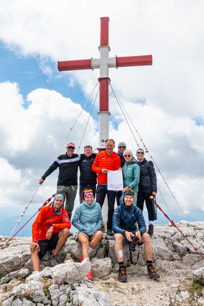 Wandergruppe „Saubere Berge“ am Gipfel des Warschenecks