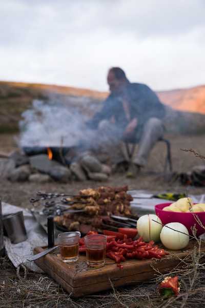 Dima bei der Zubereitung saftiger Schaschliks