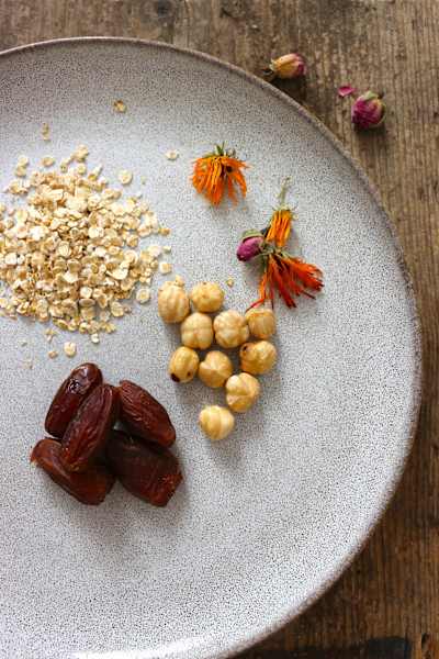 Die Grundzutaten der Energyballs: Trockenfrüchte, Nüsse und Haferflocken