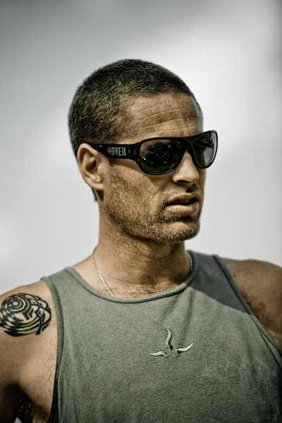 Jimmi: Kletterer. Kein Mensch kennt seinen Nachnamen, dafür hat er spontan eine Rugby-Wette im fünfstelligen Bereich gegen einen berühmt berüchtigten Farmer in Südafrika gewonnen und eine Stripperin geheiratet.