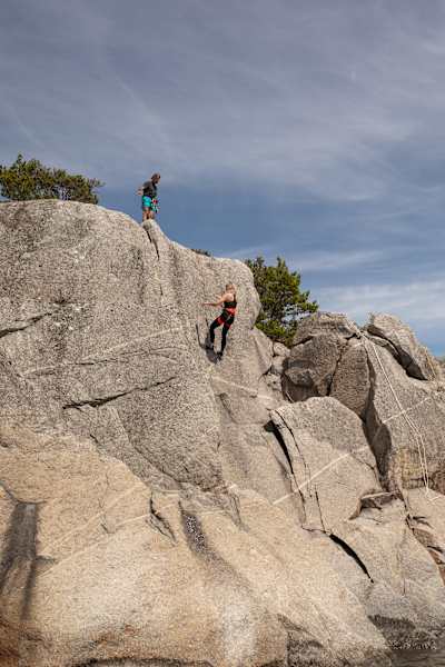Klettern auf den Granitfelsen vor Bergholmarna