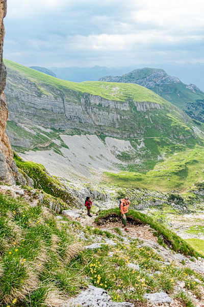 Stückweise geht man direkt am Fels entlang.