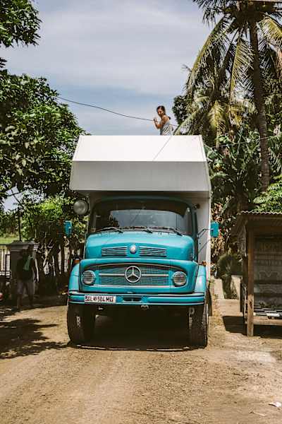 Akela stößt mit seiner Höhe auf einige Hindernisse