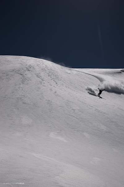 Snowboarder freut sich über den guten Schnee
