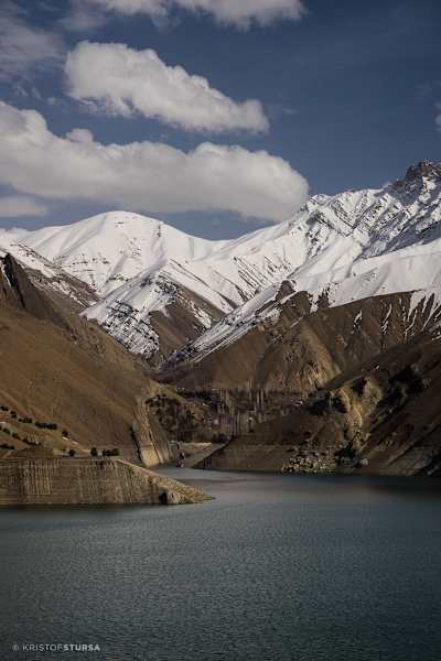 Stausee im Vordergrund, Bergpanorama im Hintergrund