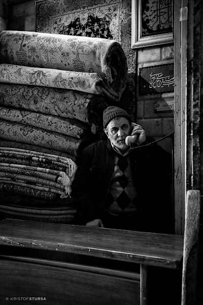 Stiller Beobachter am Bazaar in Teheran