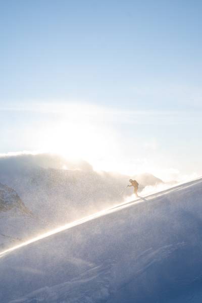 Schwünge im frischen Pulverschnee während des Sonnenuntergangs am Hochplateau des Krippensteins