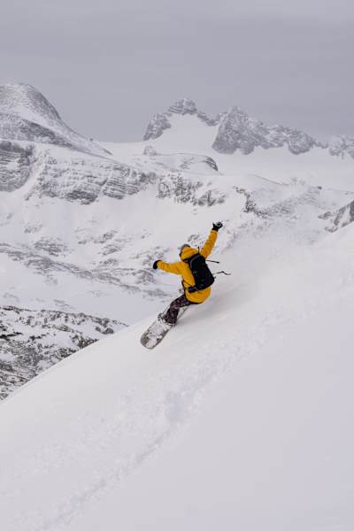 Bernd Egger mit einem astreinen „Lip-Splash“, im Hintergrund der Hohe Gjaidstein (2.794 m)