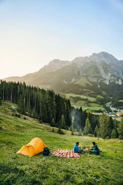 Wildzelten in Salzburg mit Aussicht auf schroffe Gipfel
