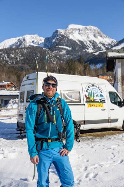 Daniel Kubera mit Bergwelten-Van