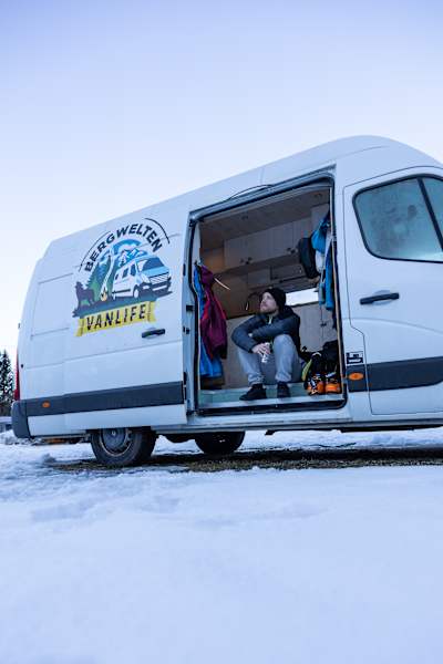 Daniel Kubera mit Bergwelten-Van