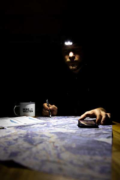 Tourenplanung im dunkeln mit Stirnlampe