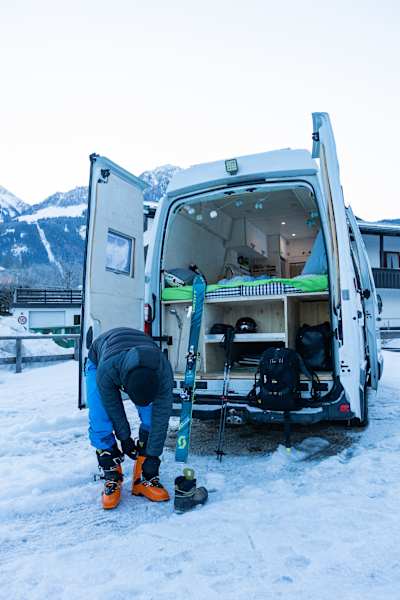 Skitourengeher beim Fertigmachen für die Tour