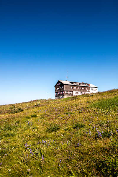 Das Koralpenschutzhaus im Morgenlicht: Ein guter Ort, wenn man über Nacht auf der Koralpe nach einem Unterschlupf sucht.