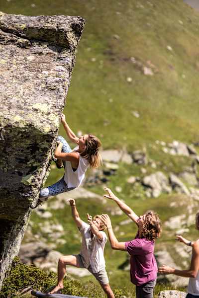 Miriam hat sich einen jungfräulichen Block ausgesucht und ihre Erstbegehung kurzer Hand auf den Namen „Obheben, Olta!“ getauft