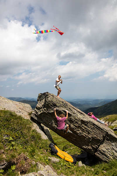 Die Koralpe ist für ihre hervorragende Thermik unter Drachen- und Paragleitfliegern bekannt. Also haben die 4 Freund einen kleinen Lenkdrachen mitgebracht