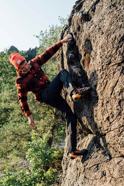 Hose „L.I.M Proff Plant“ und Mütze „Maze“ (beides Haglöfs), „CPO Shirt“ (Peak Performance), Kletterschuhe „Instinct“ (Scarpa)