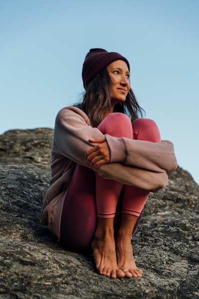 Sweatshirt „Westmate Polartec“ (Burton), Mütze „Light-weight Beanie“ (Bleed) und Leggings „Tie-Dye Pants“ (Mandala)