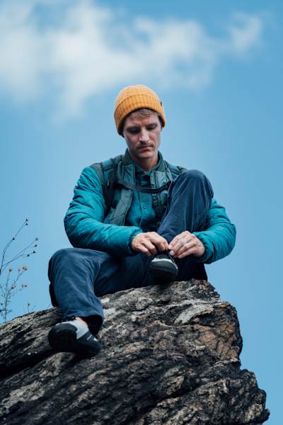 Jacke „PlaivM.“, Hose „TimoteusM.“ und Hemd „LavinaM.“ (alles von Maloja), Mptze „Bonanza Beanie“ (Barts)