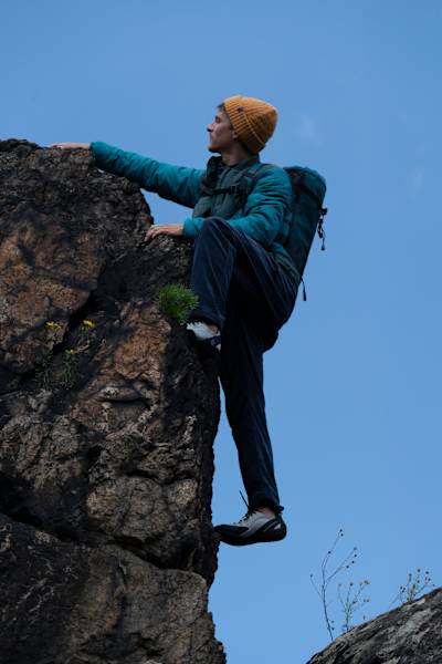 Jacke „PlaivM.“, Hose „TimoteusM.“ und Hemd „LavinaM.“ (alles von Maloja), Mptze „Bonanza Beanie“ (Barts), Rucksack „Aurora“ (Jack Wolfskin)