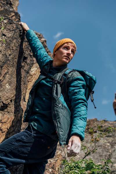 Jacke „PlaivM.“, Hose „TimoteusM.“ und Hemd „LavinaM.“ (alles von Maloja), Mptze „Bonanza Beanie“ (Barts), Rucksack „Aurora“ (Jack Wolfskin)