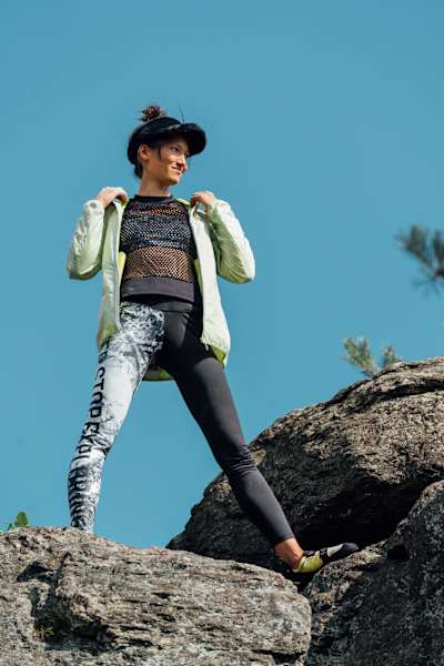 Leggings „24/7 Graphic Mid Rise Tight“ und Sport-BH „Motivation ST Bra“ (beides von The North Face), Pullover „Mesh Sweater“ (Mandala), Jacke „Aran Valley Jacket“ (Haglöfs)