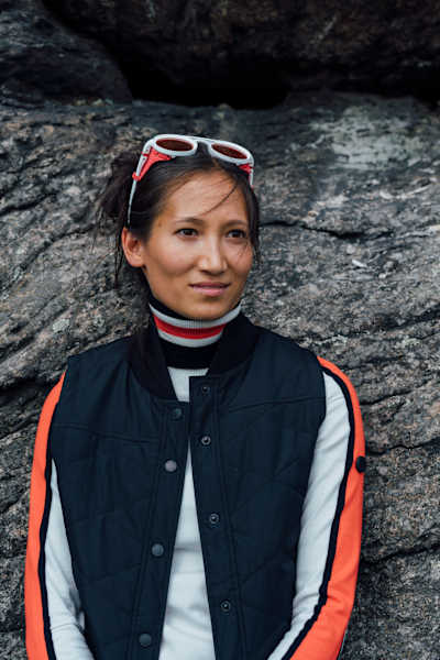 Rollkragenpullover „Harper“ und Hose „Cleo“ (beides von Bogner), Weste „The Keeper Insulated Vest“ (Mons Royale)