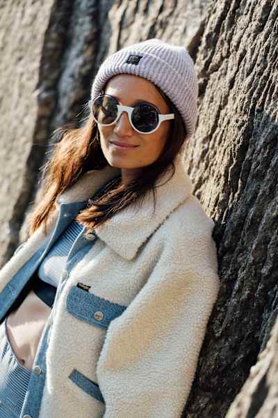 „Urban Stories Bra“ (Ambiletics), Mütze „Atlas Beanie“ (Barts), Sonnenbrille „Marc 302/S“, Jacke „Sherpa Jacket“ (Wrangler)