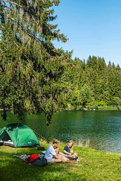 Frühstück am Ufer des Packerstausees in der Steiermark