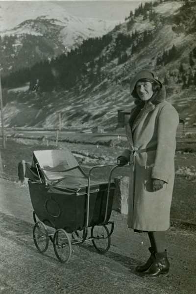 Frau mit Kinderwagen beim Spaziergehen in Lech am Arlberg