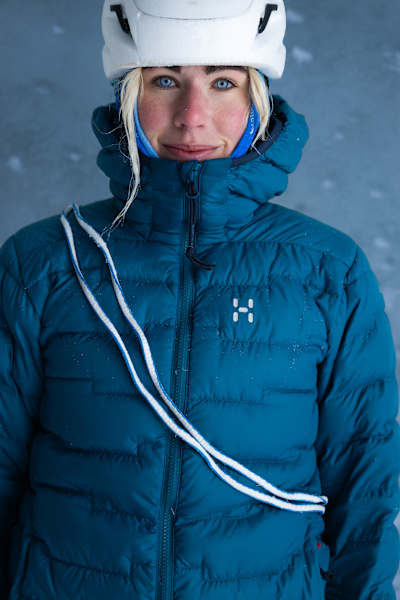 Nahaufnahme einer blauen, warm isolierten Jacke mit Kapuze, ideal für kalte Wetterbedingungen und Outdoor-Aktivitäten.