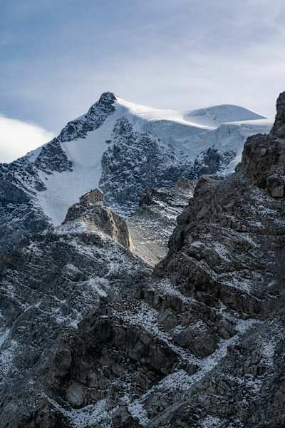 Die Payerhütte auf dem Felsgrat mit dem Ortler im Hintergrund