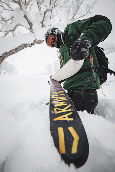 Wer in den Pulverschnee Japans eintauchen will, muss zuerst durch den hüfthohen Powder hiken