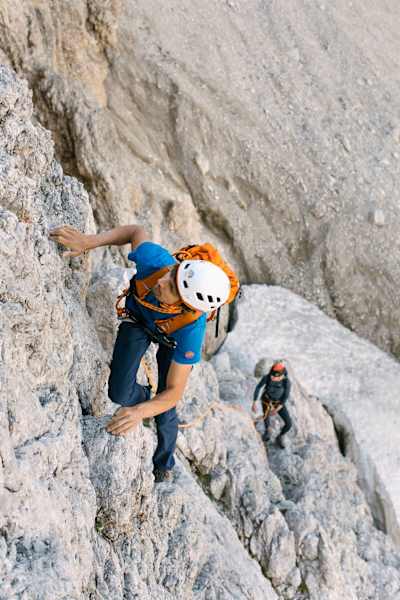 Kletterstellen im III. Schwierigkeitsgrad sind am Anstieg zum Langkofel zu bewältigen.