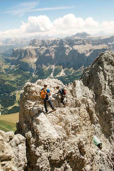 Viel Luft - ausgesetzt geht es am Normalweg zum Gipfel des Langkofels.