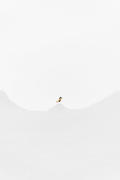 Ein Snowboarder springt im Snowpark in in Sölden, Österreich.