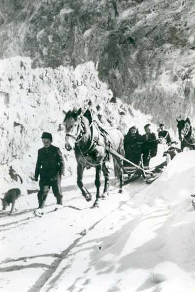 Rudi Mathies als Bub beim Säumen am Arlberg