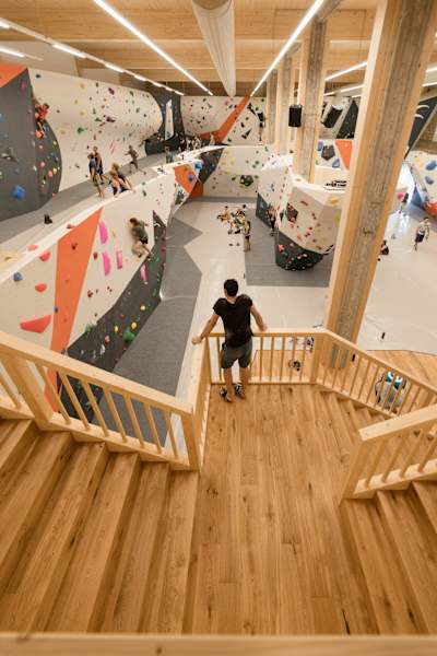 Die Halle verfügt über einen offenen Bereich und auch über ein Bistro.