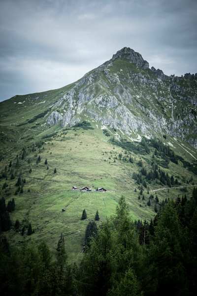 Draugsteinalm-Steinmannhütte und die Draugsteinalm-Schrambachhütte unterhalb des Draugsteins
