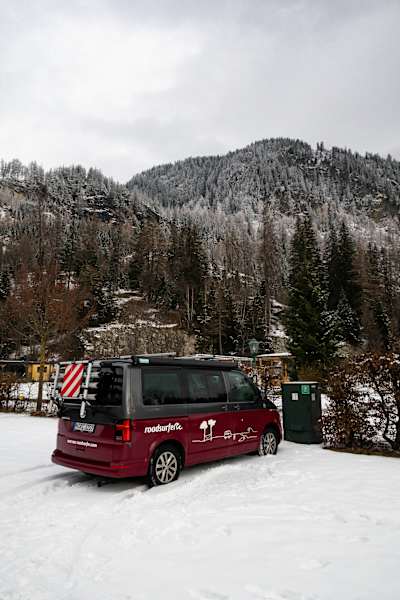 Van im Winter am Campingplatz Mauterndorf