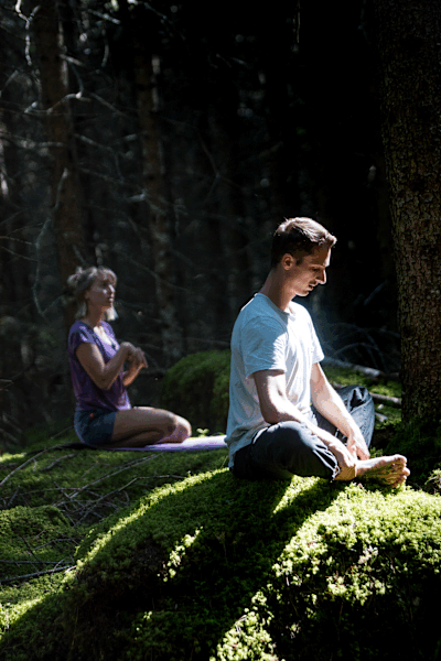 Vor dem Klettern: Aufwärmen und Dehnen in der Mooslandschaft