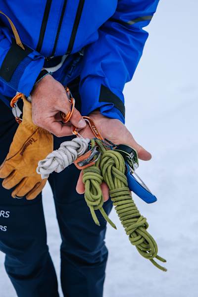 Die Bergführer der Zermatters frischen die Kenntnisse der Teilnehmerinnen und Teilnehmer zur Spaltenbergung auf.
