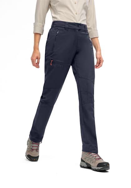 Funktionale Wanderhose von Maier Sports in Dunkelblau, kombiniert mit beigem Funktionshemd und robusten Wanderschuhen, ideal für Outdoor-Aktivitäten.
