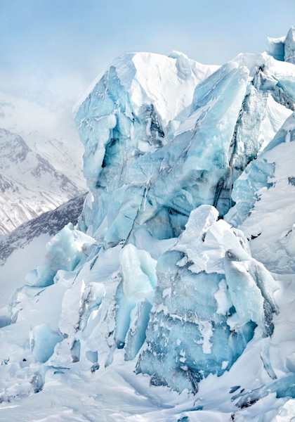 Wunderschönes blau schimmerndes Eis kann am Allalinhorn gefunden werden.