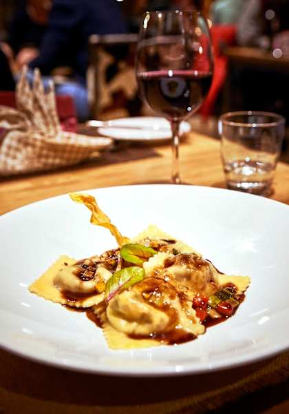Die hausgemachten Kalbschwanzravioli werden mit Rotwein serviert.