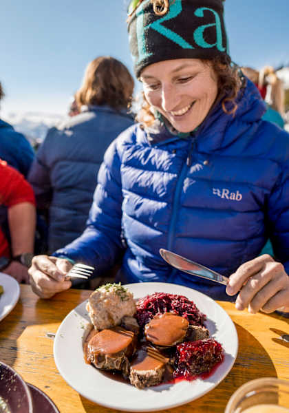 Eine Frau freut sich über ihr Essen