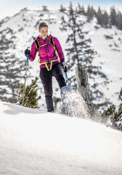 Eine Frau beim Schneeschuhwandern