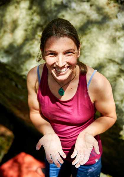 Babsi Bacher zeigt ihre Hornhaut auf den Händen