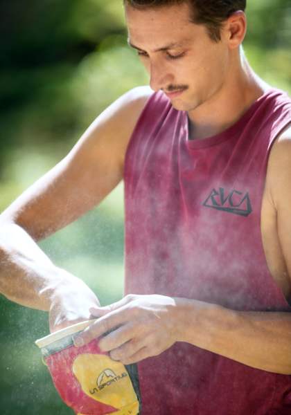 Ein Kletterer bereitet sich vor.