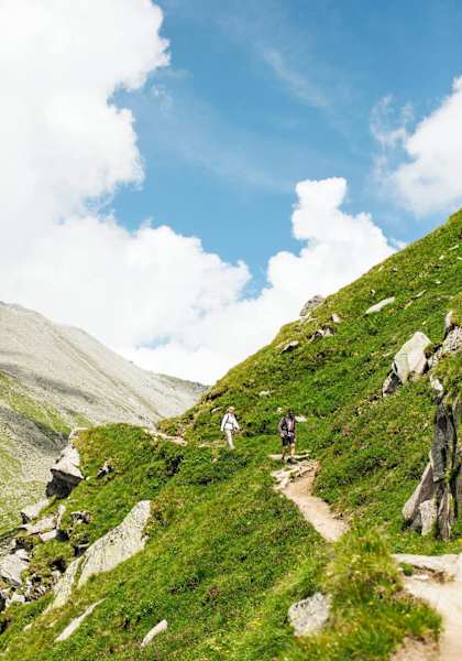 Wanderer auf einem schmalen Pfad